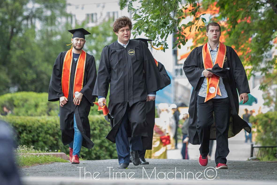 ВЫПУСКНОЙ В УЧЕБНОМ ЗАВЕДЕНИИ. Фотограф для маркетплейсов Михаил Бове