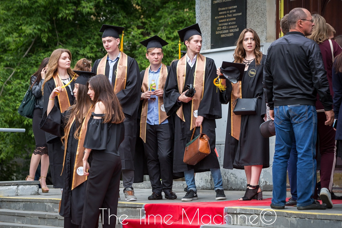 ВЫПУСКНОЙ В УЧЕБНОМ ЗАВЕДЕНИИ. Фотограф для маркетплейсов Михаил Бове