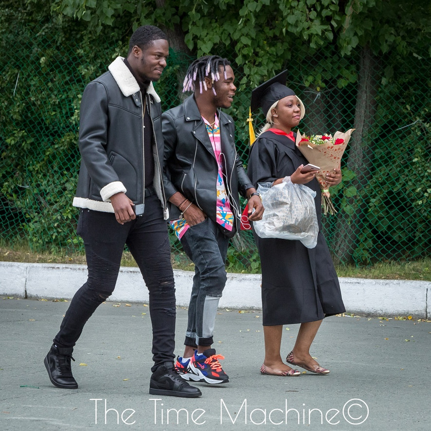 ВЫПУСКНОЙ В УЧЕБНОМ ЗАВЕДЕНИИ. Фотограф для маркетплейсов Михаил Бове