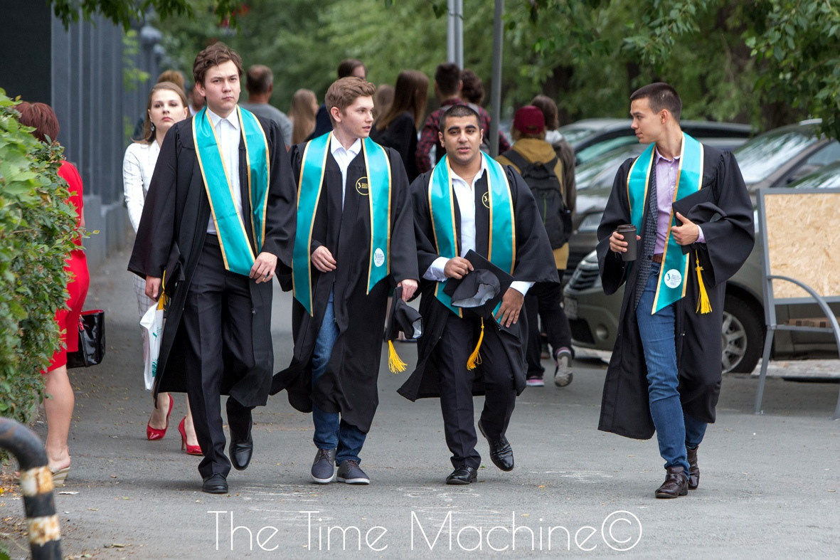 ВЫПУСКНОЙ В УЧЕБНОМ ЗАВЕДЕНИИ. Фотограф для маркетплейсов Михаил Бове