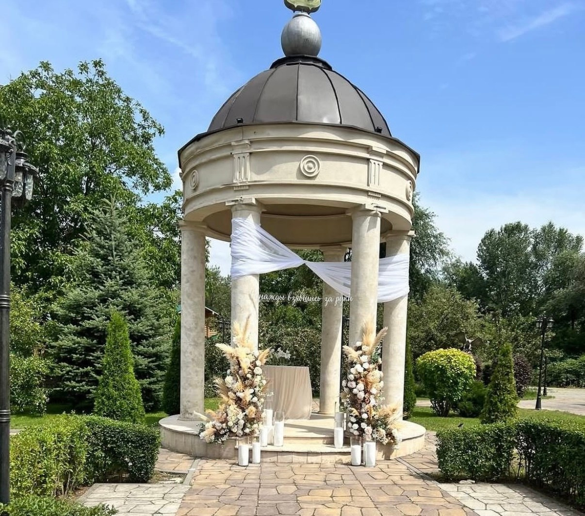 «Однажды взявшись за руки…» не выдуманная история двух влюбленных. Свадьба в загородном клубе на берегу озера с видом на Бештау. Организация мероприятий ЮФО