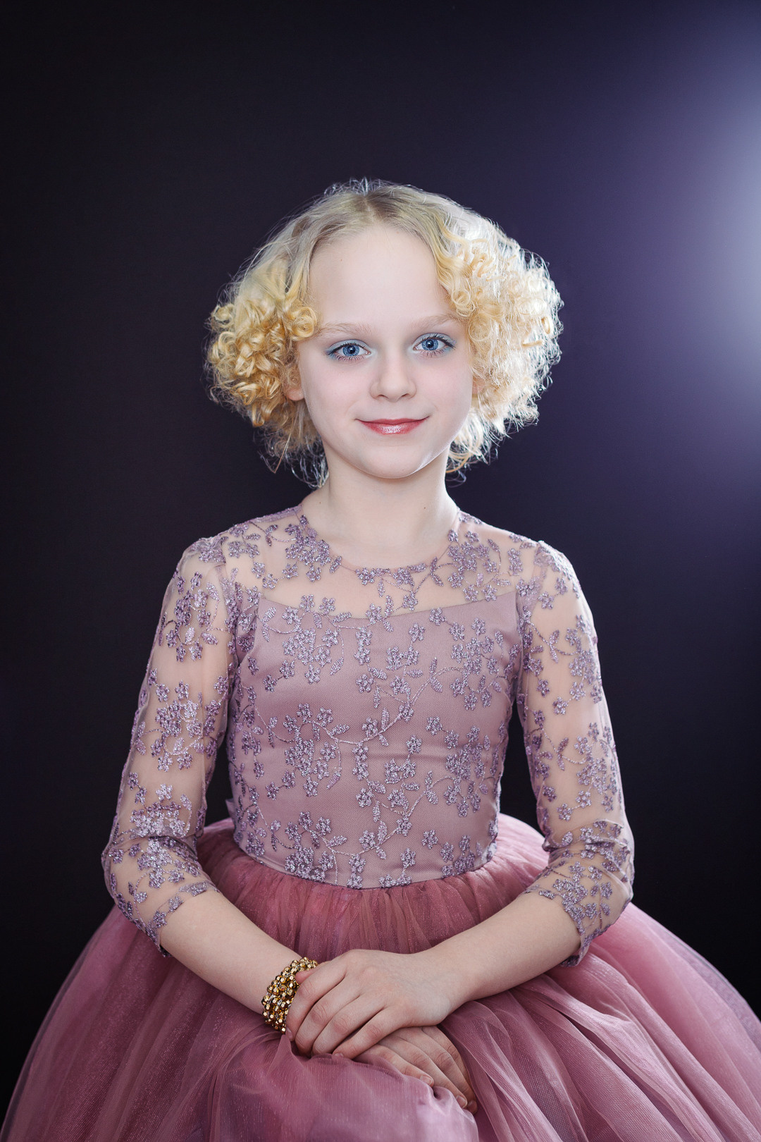 Портрет девочки в нарядном платье