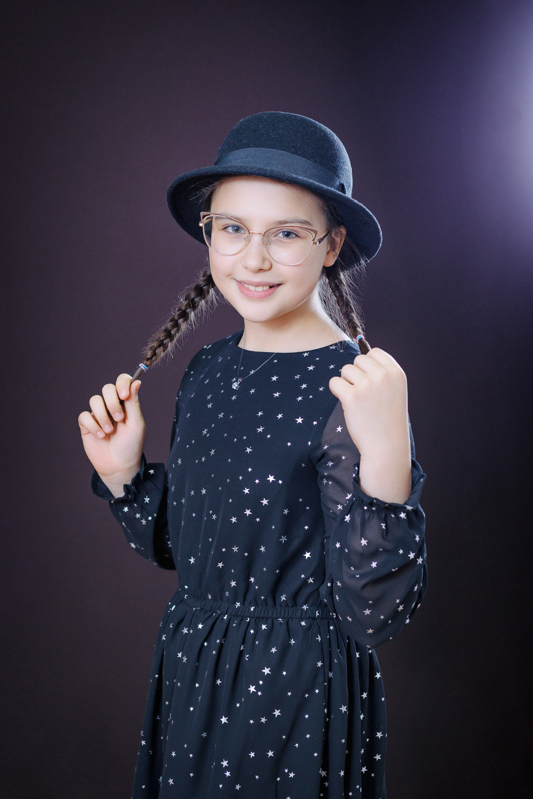 Детский студийный портрет на темном фоне