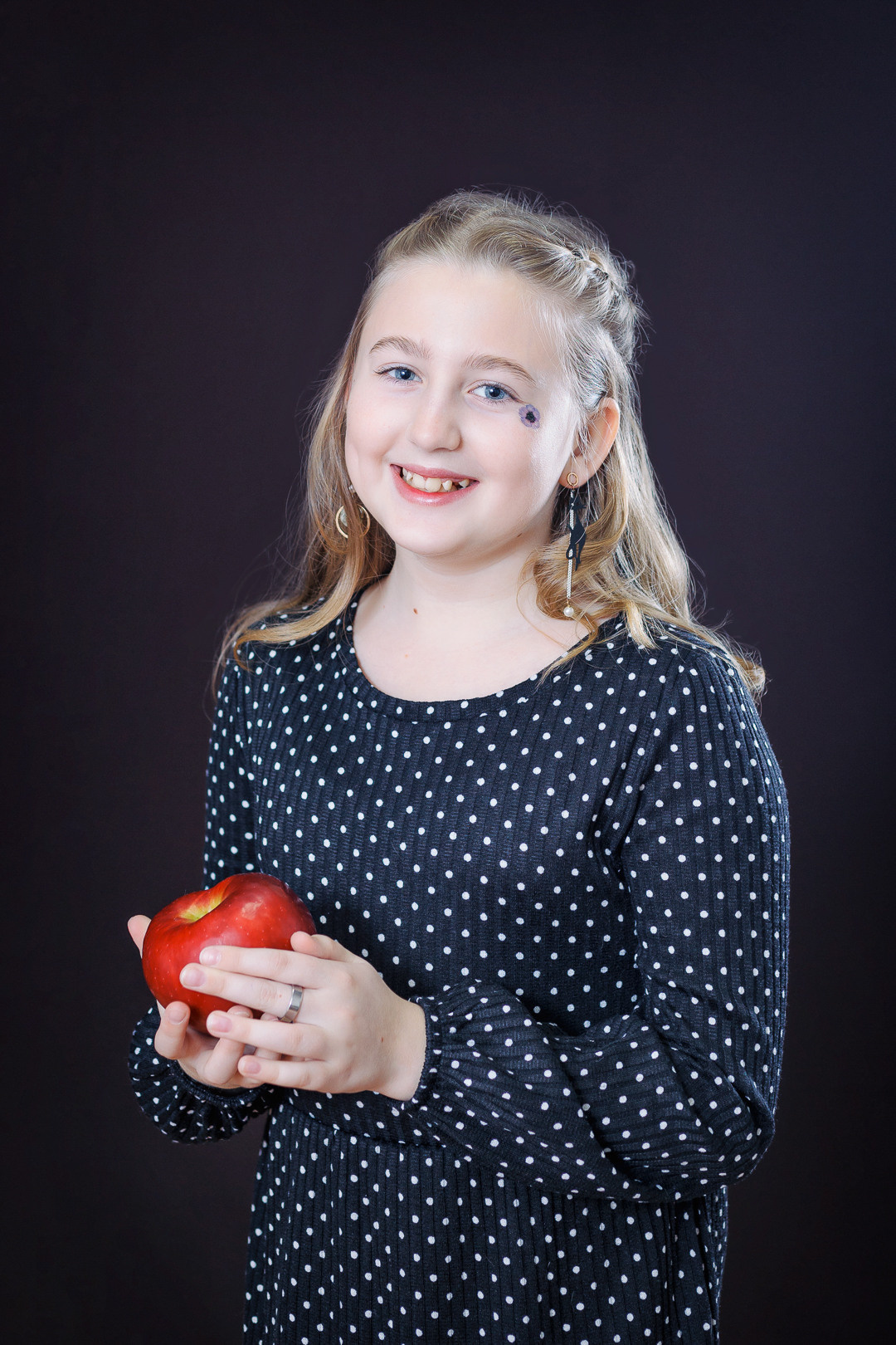 Классический детский портрет с яблоком