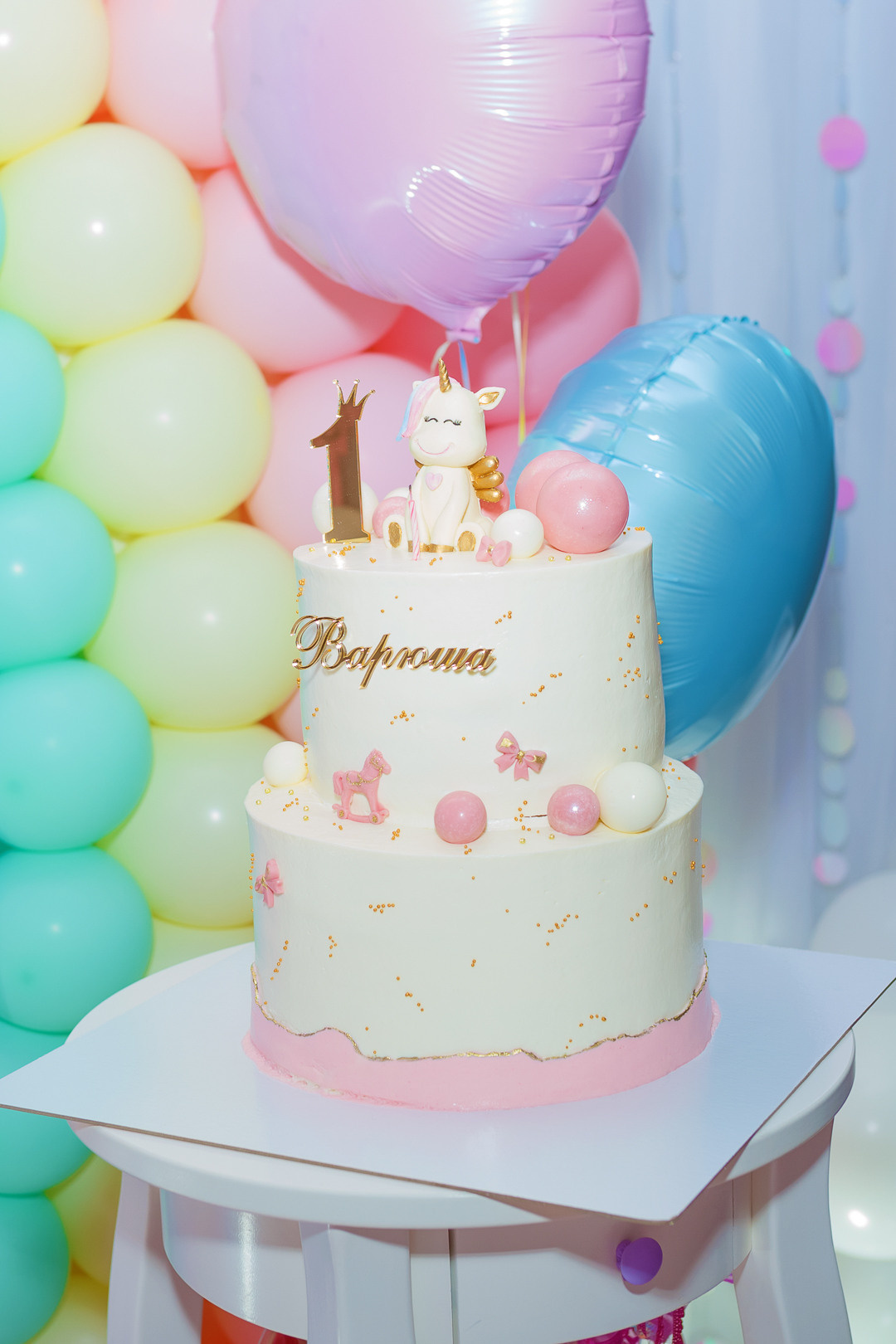 Красивый торт на праздник в нежных оттенках