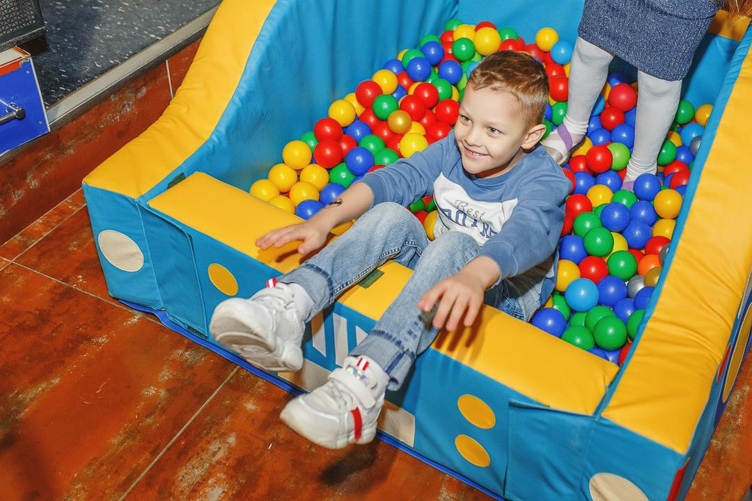 Детские игры в сухом бассейне