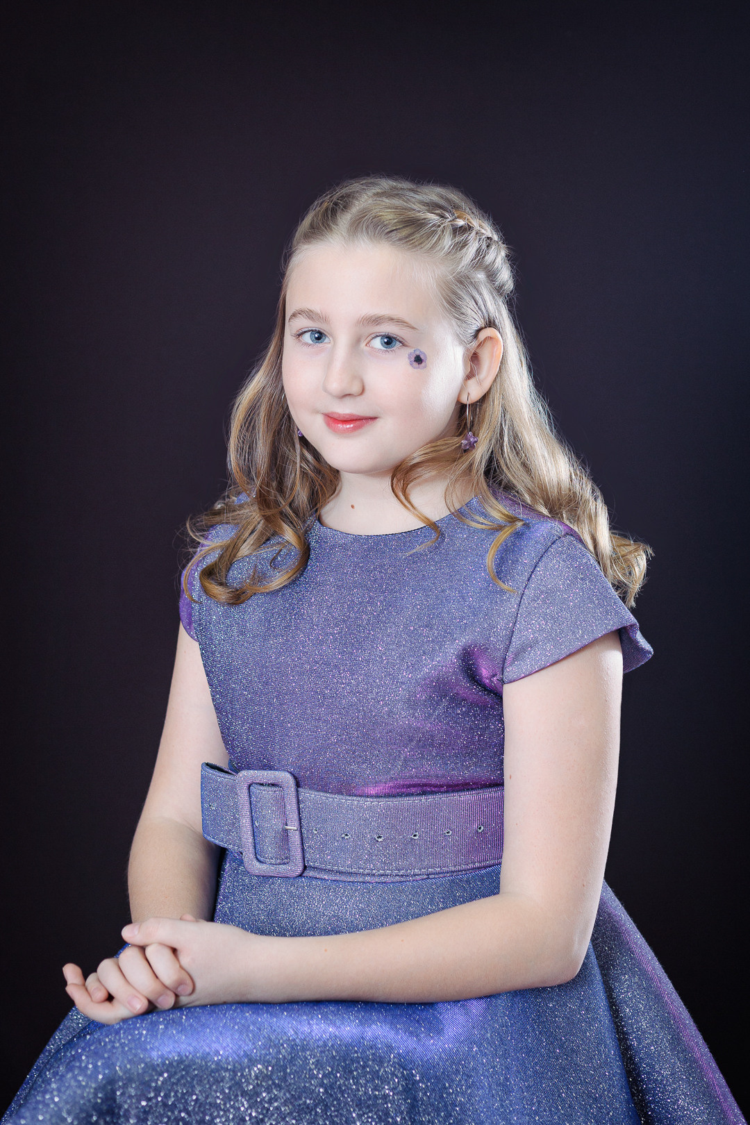 Портрет девочки подростка с макияжем