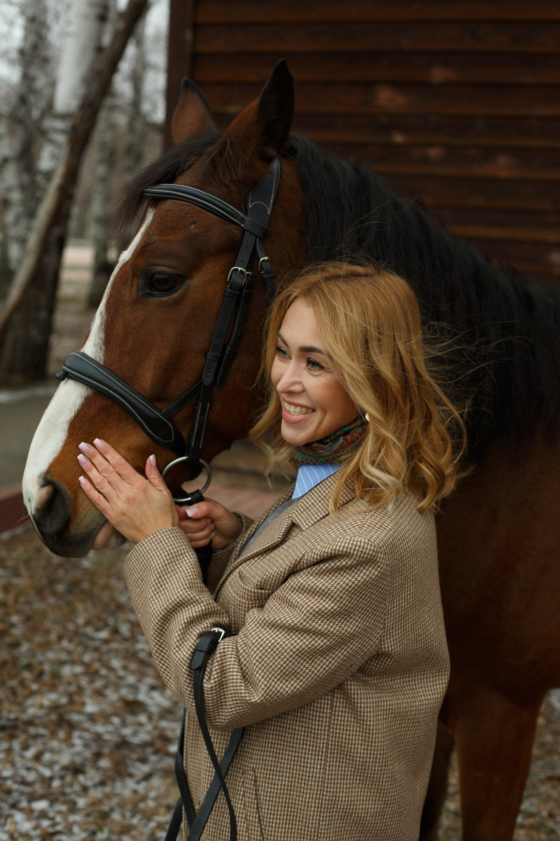Фотограф Алеся Цайтлер,Фотосессия в конном стиле: модель в жокейском образе с красивой коричневой лошадью, портрет,женский портрет,портретный фотограф 