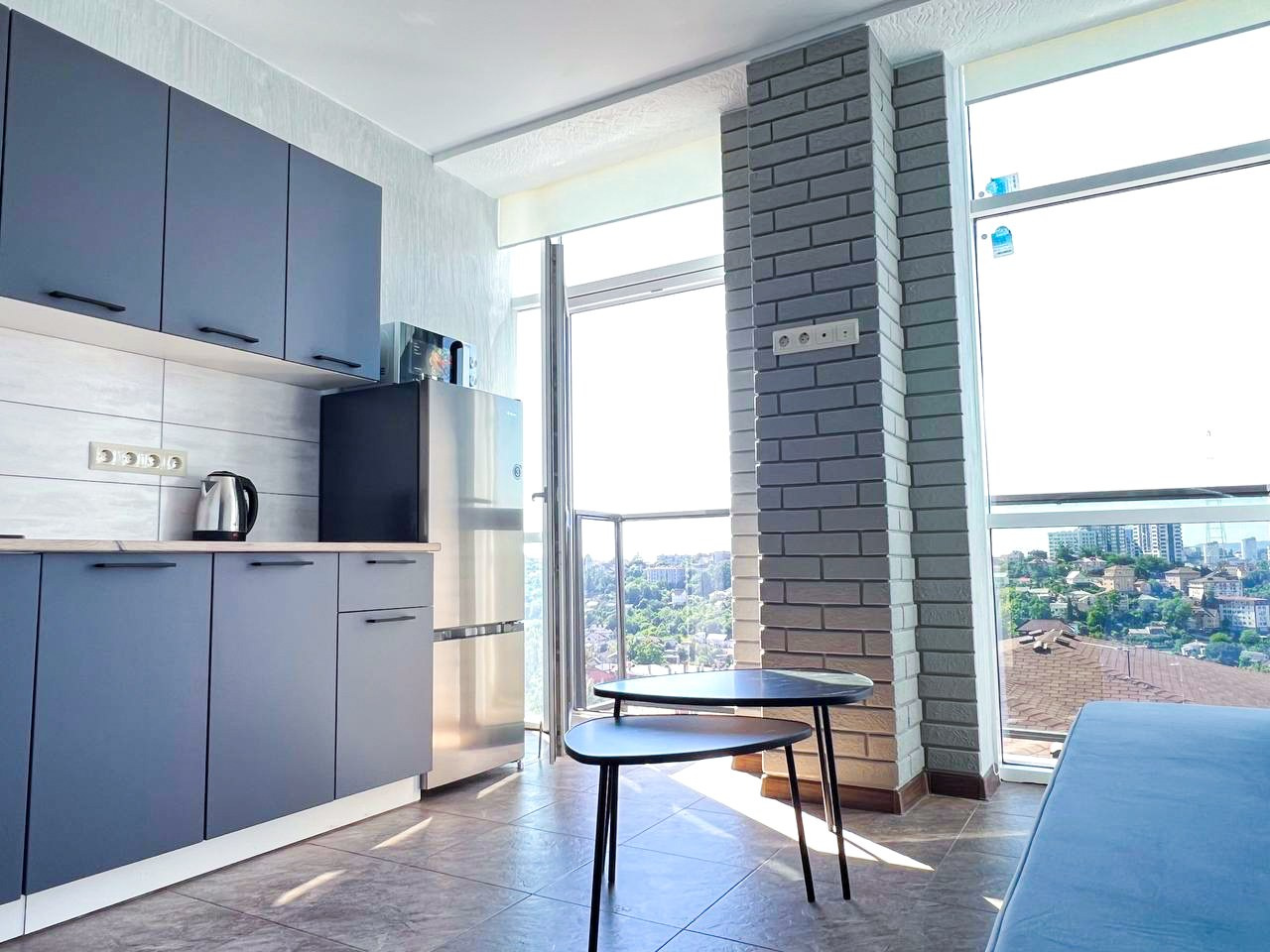 Классная двухуровневая квартира с потрясающим видом на город, со своей парковкой. Квартиры посуточно, длительно в Сочи, LARA APART GROUP