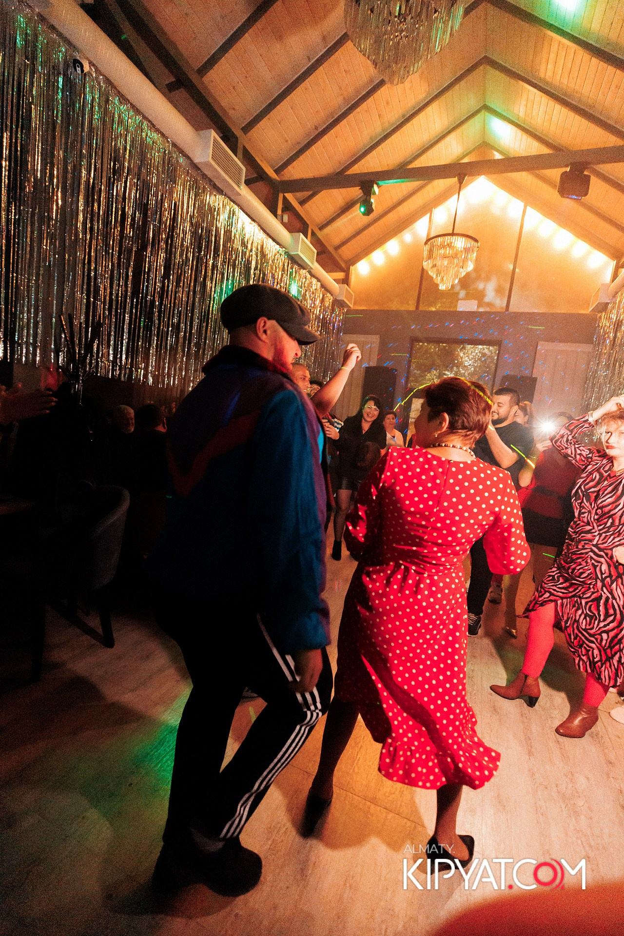 ВЕЧЕРИНКА 90Х КАФЕ CARAFE. КИПЯТКОМ АЛМАТЫ! Фотосъемка мероприятий в Алматы