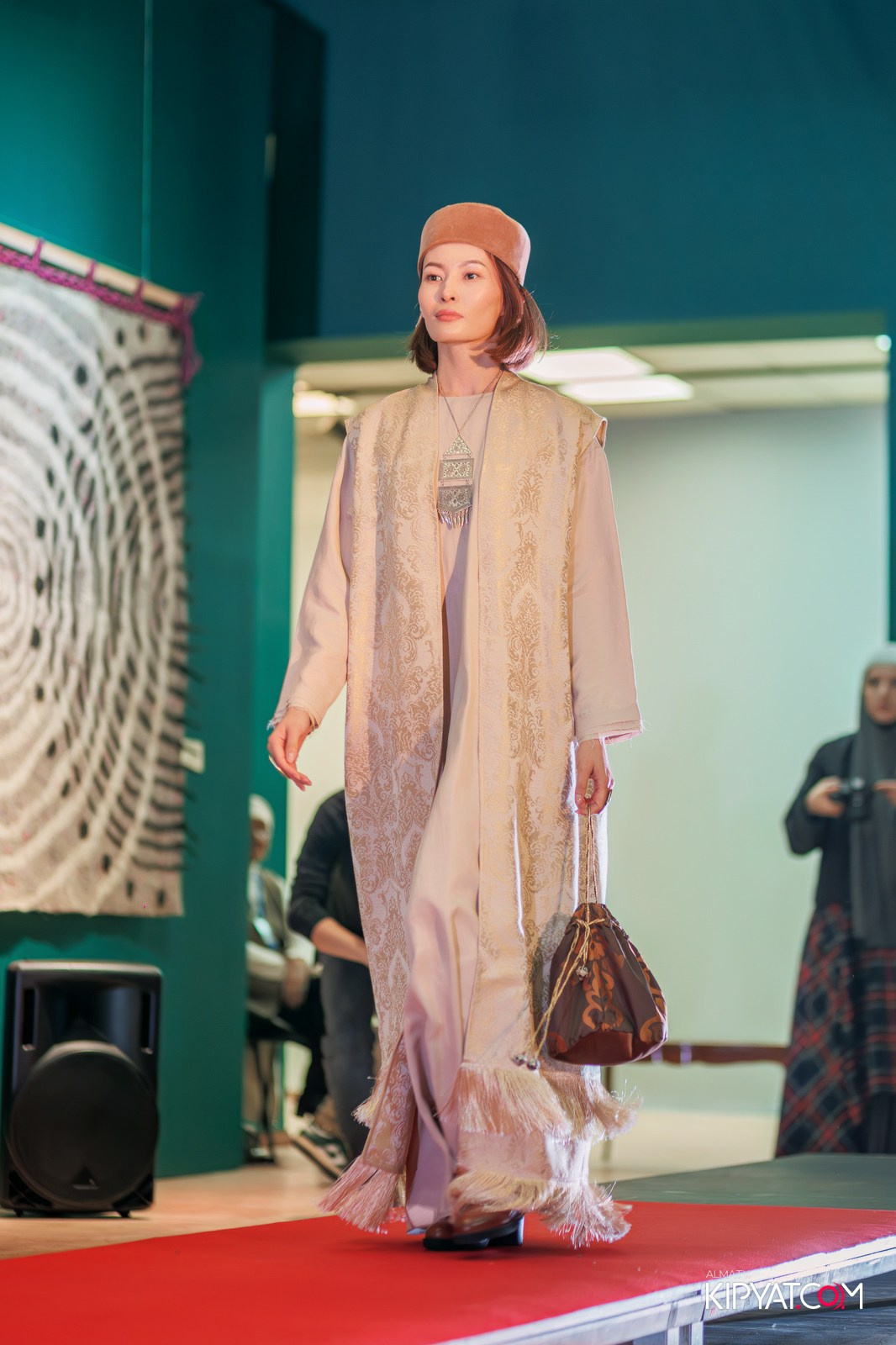 FASHION ПОКАЗ, КАЗАХСКОЙ НАЦИОНАЛЬНОЙ ОДЕЖДЫ. КИПЯТКОМ АЛМАТЫ!