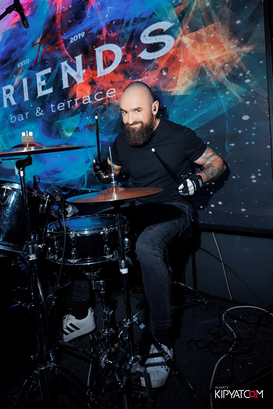 FRIENDS BAR & TERRACE. КИПЯТКОМ АЛМАТЫ!