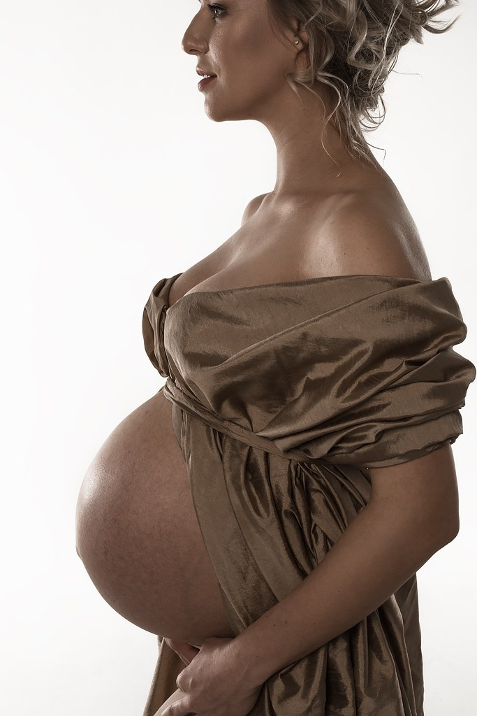 фотография обнаженной беременной, красивое фото беременности в стиле минимализм, фотография беременной в фотостудии