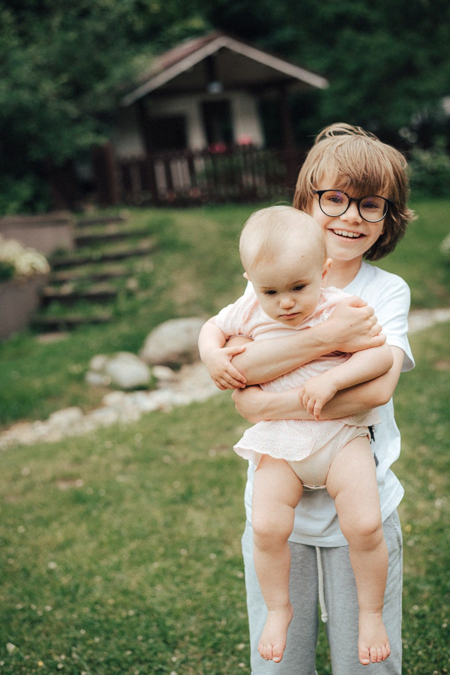 Коля, Ксюша, Саша, Андрей, Кира и бабушки | на даче