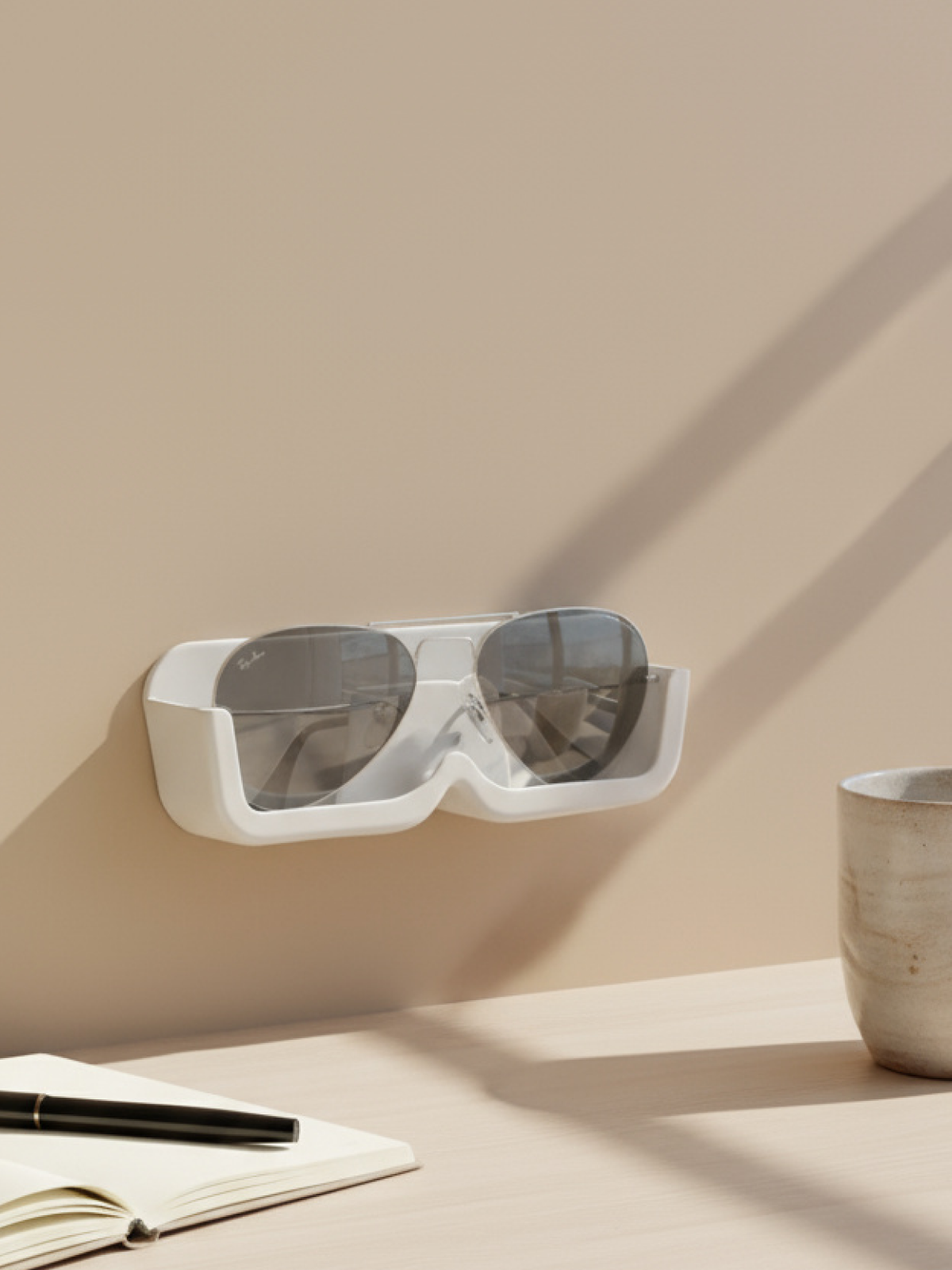 ИИ-фотосъемка для WB. Подставка для очков. AI BURO