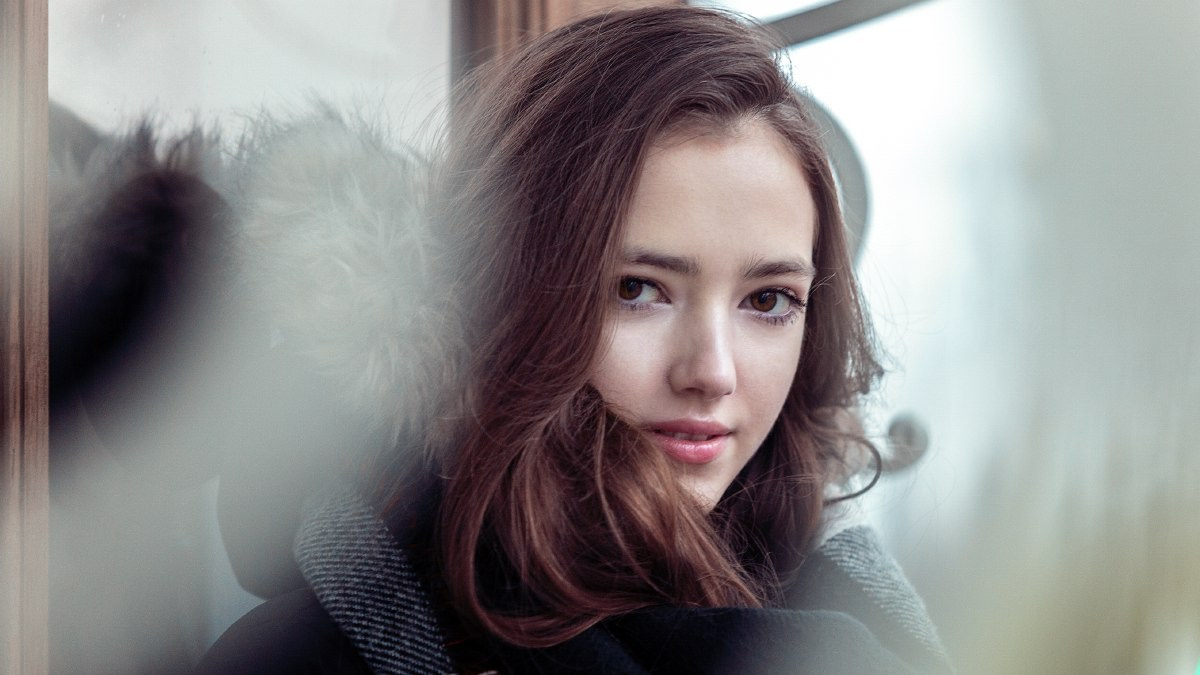 Зимний портрет девушки с боке