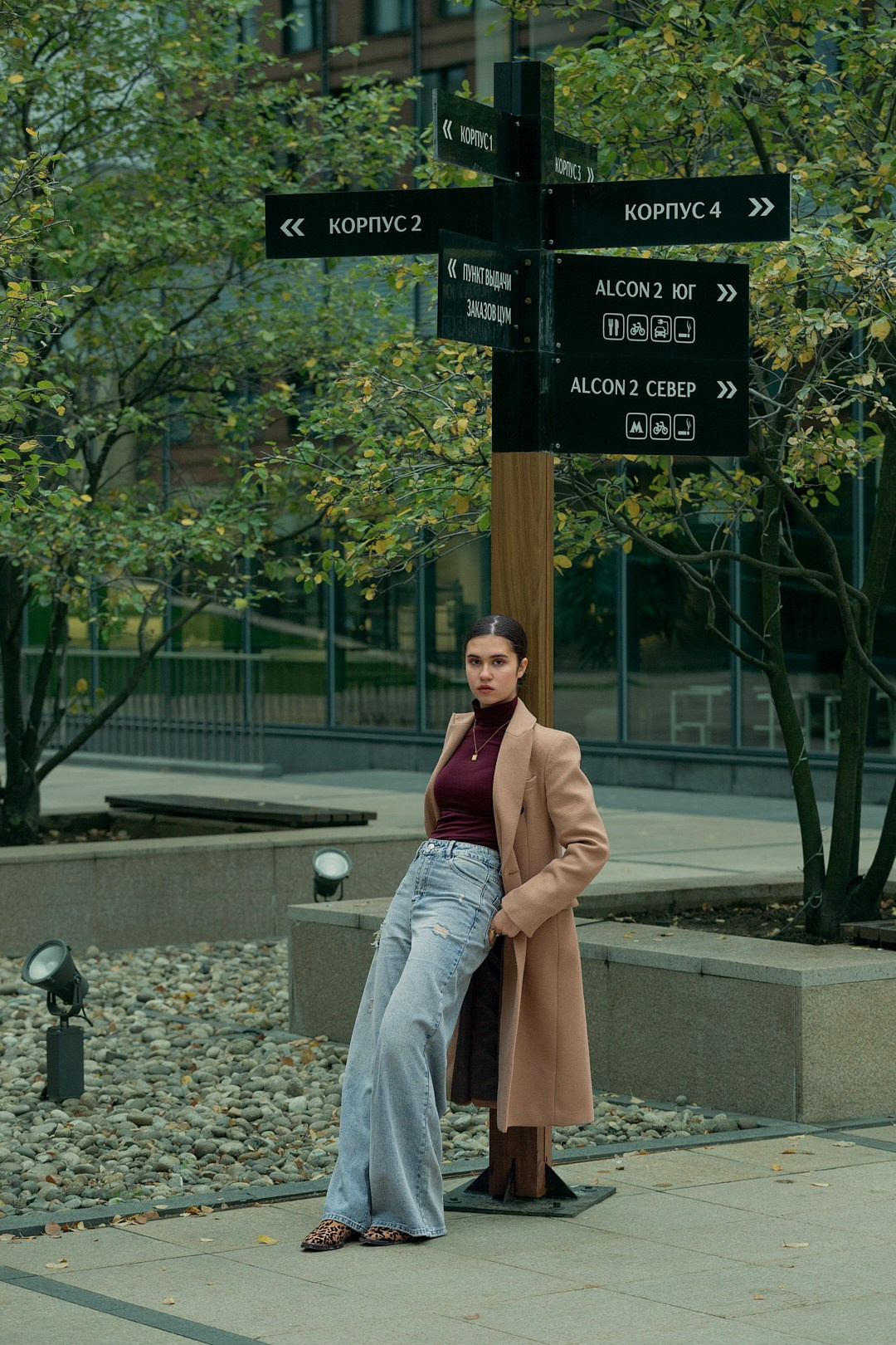 Портрет молодой женщины — стильная фотосъёмка на открытом воздухе