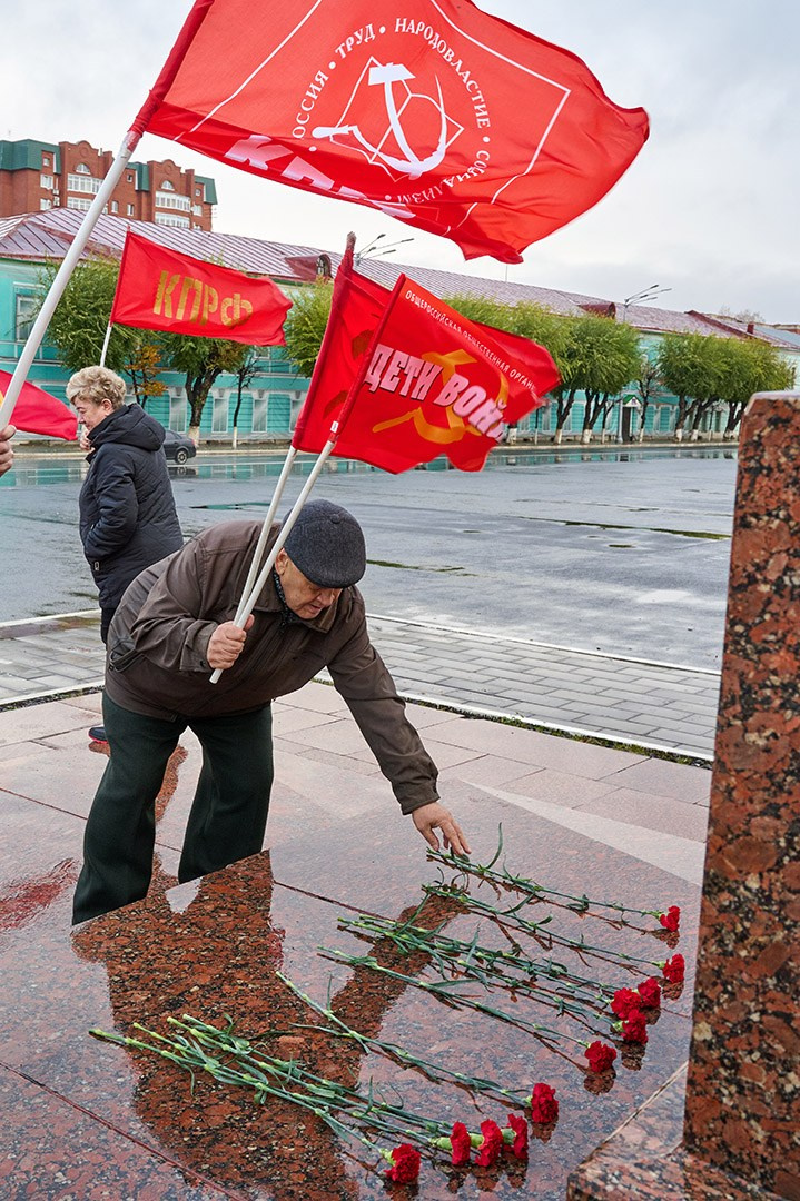 ветеран принес гвоздики к монументу