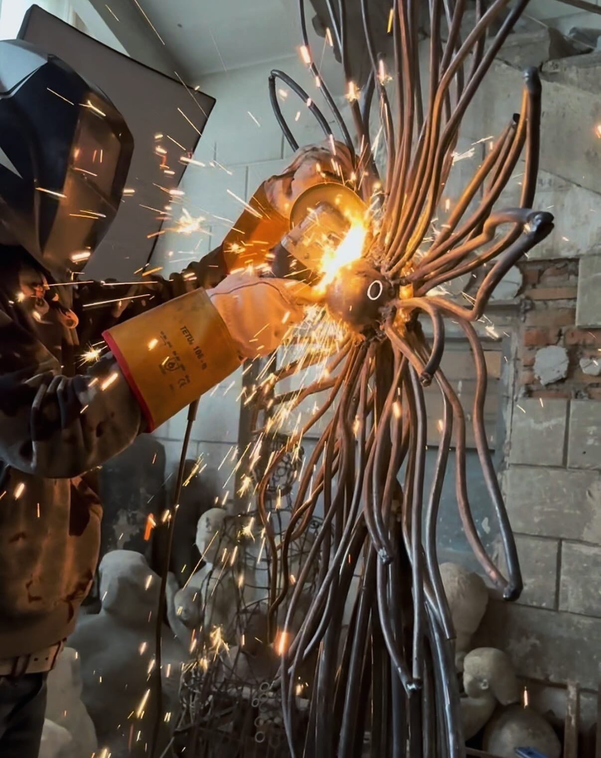 Астра_Полярный рацвет / Россия / Мурманск / ул. Ленина 5 / 2025. Художник — скульптор Антонина Фатхуллина