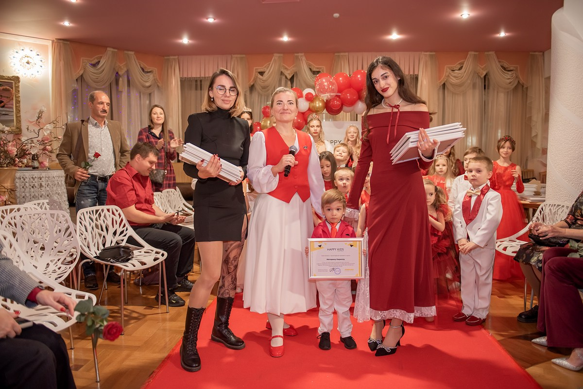 Выпускной в детской школе моделей HAPPYkids 2024. Семейный и коммерческий фотограф в Сочи Александр Бодунов