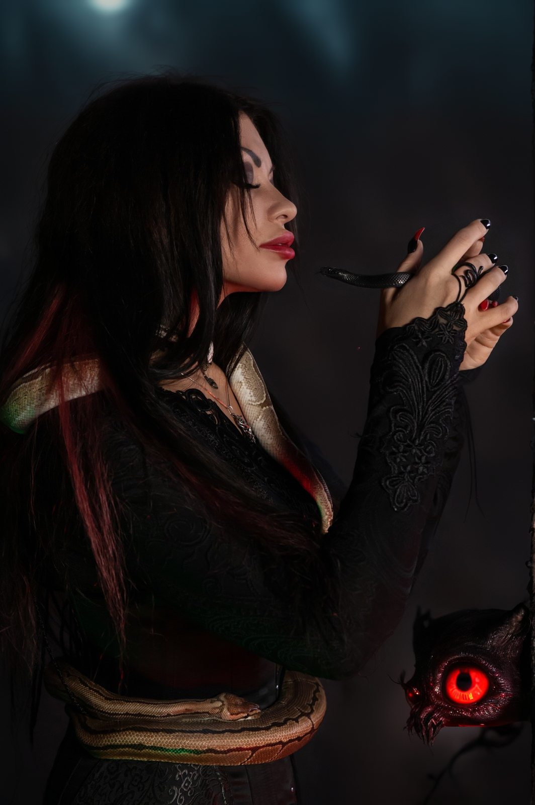 готическая фотосессия ведьмы со змеями, спиритическая доска, черепа