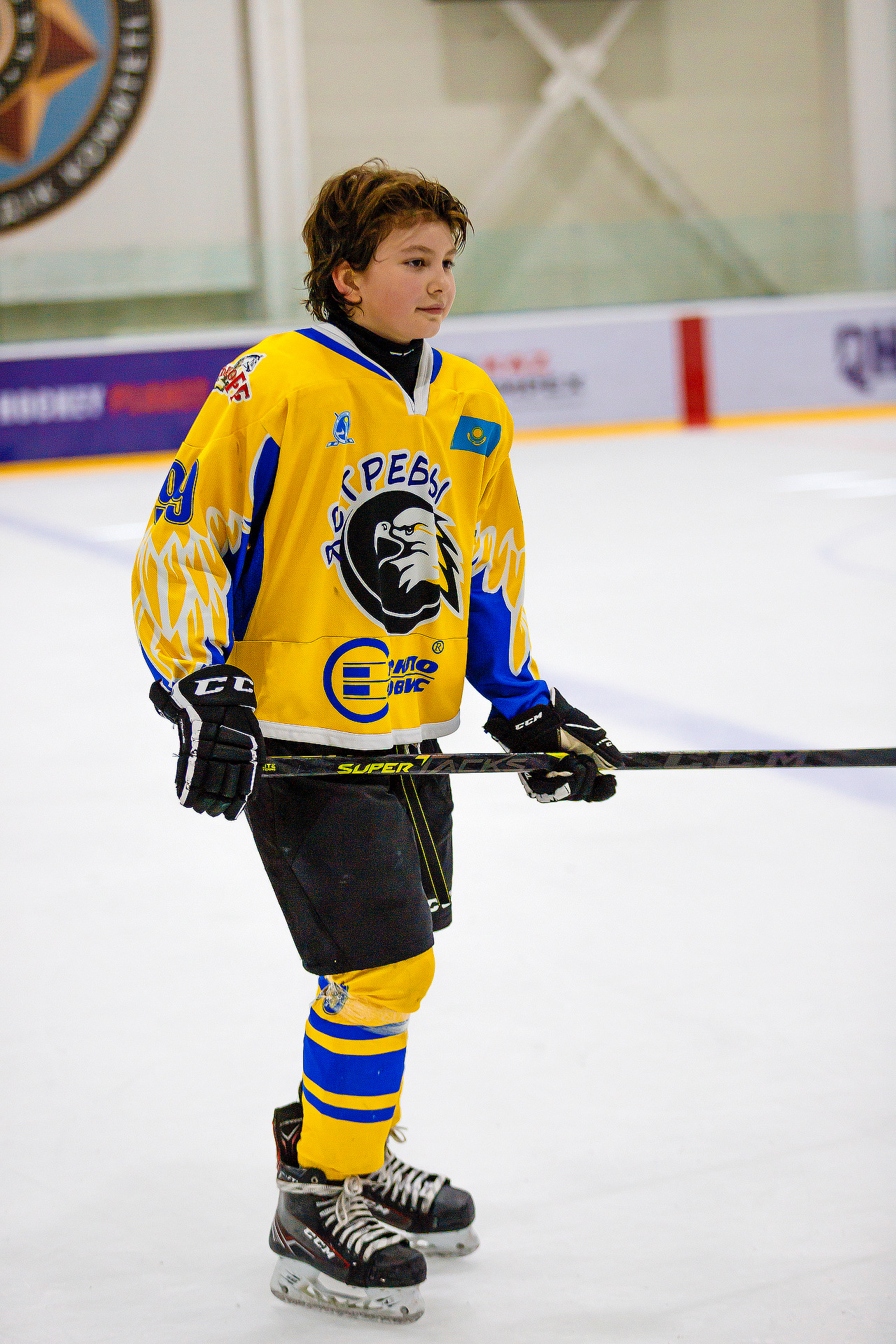 мальчик в форме хоккея 