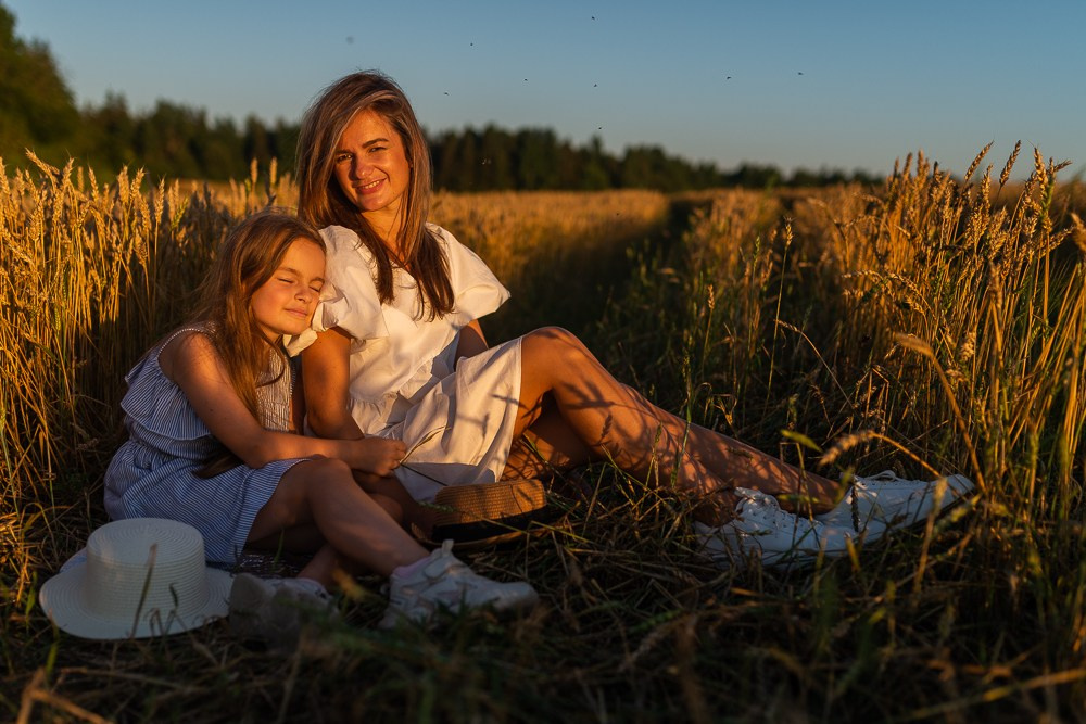 Поле, закат и наши улыбки. Фотограф Мария Ковкова