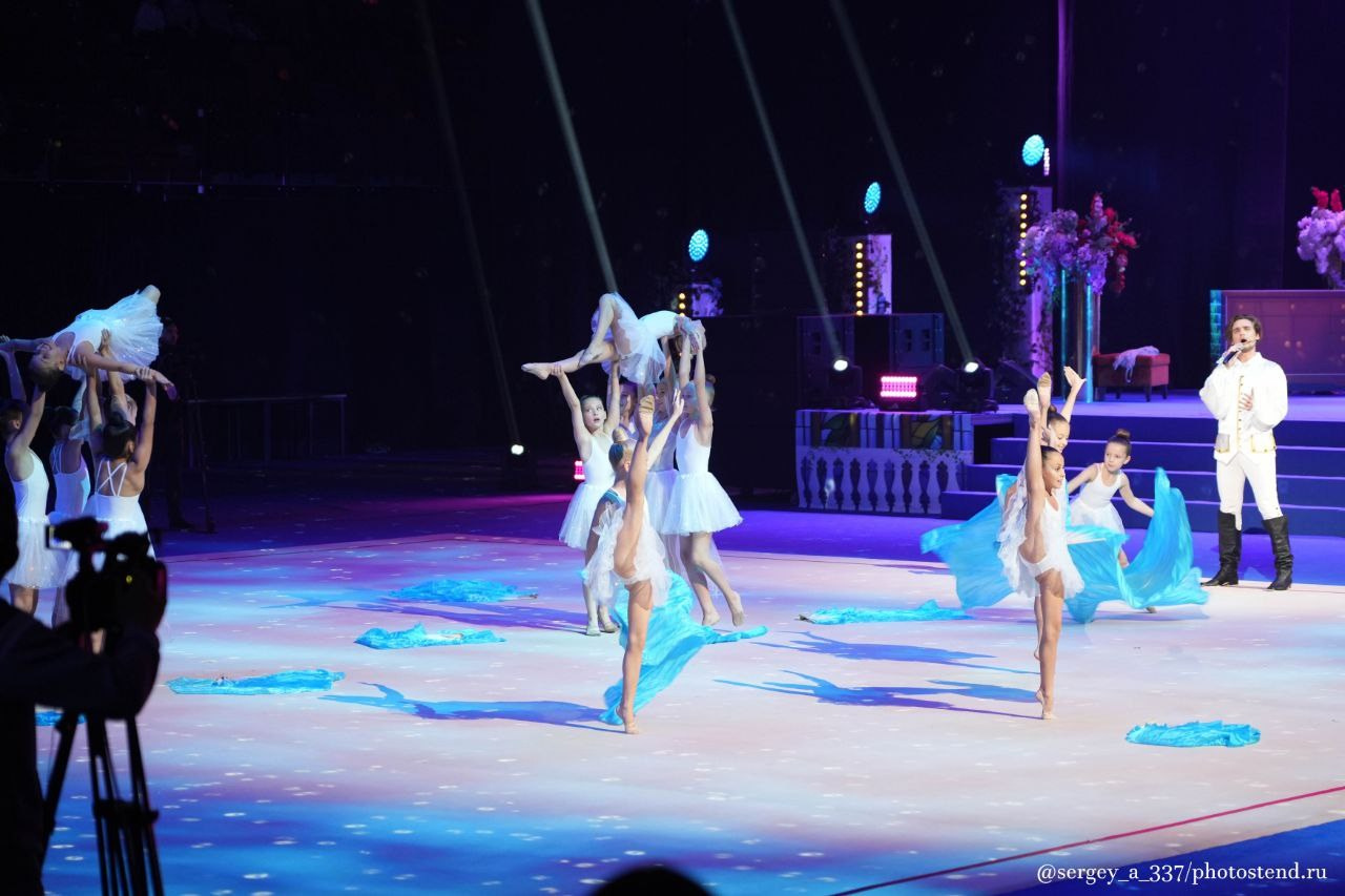 С 24 по 28 октября 2023 года во Дворце гимнастики ИриныВинер-Усмановой состоялся традиционный праздник гимнастики: XII Московскийоткрытый Фестиваль — номинация «Звездные дети».В фестивале приняли участие дети, занимающиеся спортом,вокалом, цирковым, танцевальным, эстрадным и другими видами искусства,обучающиеся в общеобразовательных организациях, организациях дополнительногообразования.Фестивальпроводился по следующим основным номинациям: Искусствогимнастики; Спорт имузыка; Гармониямузыки и движения;Краскиголоса и ритма;Мир образа в движении.Оценивали выступления номинантов Жюри Фестиваля, в составкоторого входили известные российские спортсмены, тренеры, авторитетныеспециалисты в области гимнастики, культуры, музыкального, хореографического ициркового искусства, общественные деятели.По итогам финального этапа были определены ЛауреатыФестиваля и отобраны лучшие коллективы и сольные исполнители для участия в Гала— спектакле Фестиваля-номинации «Звездные дети».Сценарий Гала — спектакля основан на сказочной истории«Хрустальный башмачок». В Гала — спектакле на одной сцене с детьми принялиучастие известные российские спортсмены, артисты театра, певцы и, конечно,номинанты и лауреаты Фестиваля.Директор нашего клуба Свирина Анна Викторовна принялаучастие в гала концерте и сыграла одну из главных ролей в спектакле. Так же вконцерте приняли участие девочки из наших филиалов с профессиональнопоставленным номером под руководством Екатерины Викторовны Свириной и ИнныОлеговна Самойловой.Наш номер занял первое место по баллам жюри и завоевалзвание лауреата в номинации «Спорт и Музыка»! Очень гордимсявыступлением наших спортсменок! Спасибо большое всем девочкам за проявленноеусердие на репетициях, а родителям за поддержку!Во время подготовки к данному мероприятию две воспитанницынашего клуба стали на год мудрее и отметили своё День рождения прямо во Дворцегимнастики, не отрываясь от тренировочного процесса!Хотим поздравить девочек:Самойловой Веронике 27 октября исполнилось 7 лет,Пантелеевой Милане 28 октября исполнилось 10 лет.Хотим пожелать им крепкого здоровья, побольше детскогосчастья ну и конечно же новых побег на соревнованиях!!!