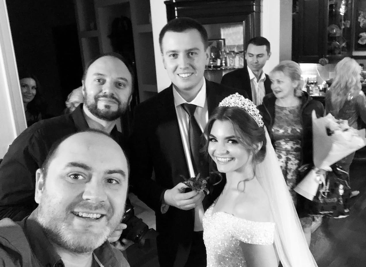 Фотограф на фото с молодоженами