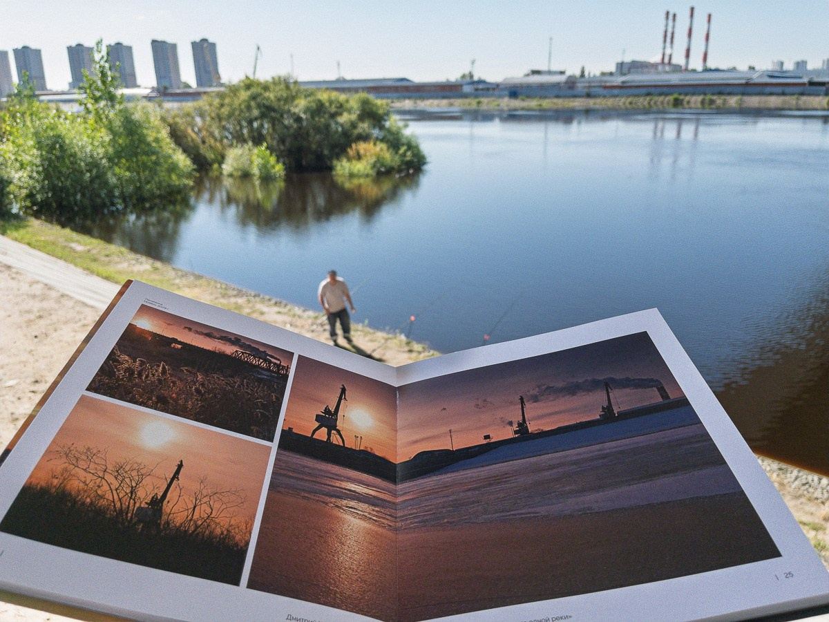 «Два берега одной реки.» История реки Туры города Тюмени в жанре фотоочерка. Формат 20×28см, плотная бумага, развороты типа «бабочка» (180°), 35 разворотов, чёрные форзацы, вставка из кальки.