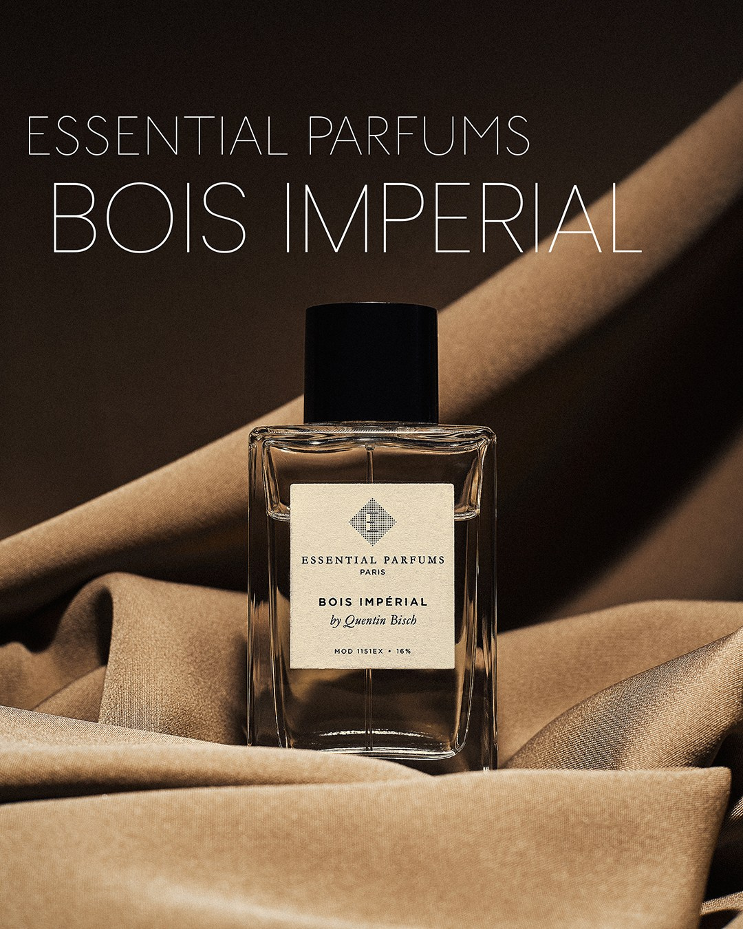 Контент съемка для духов бренда Essential Parfums на фоне бежевой ткани Казань