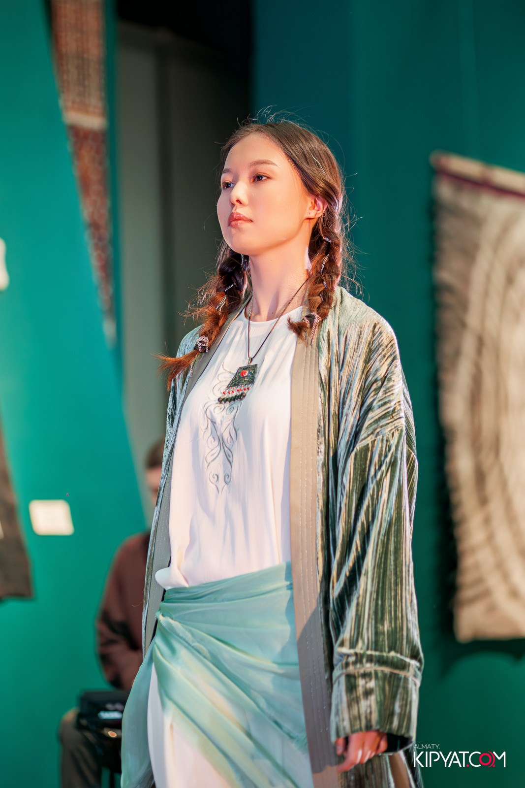 FASHION ПОКАЗ, КАЗАХСКОЙ НАЦИОНАЛЬНОЙ ОДЕЖДЫ. КИПЯТКОМ АЛМАТЫ!