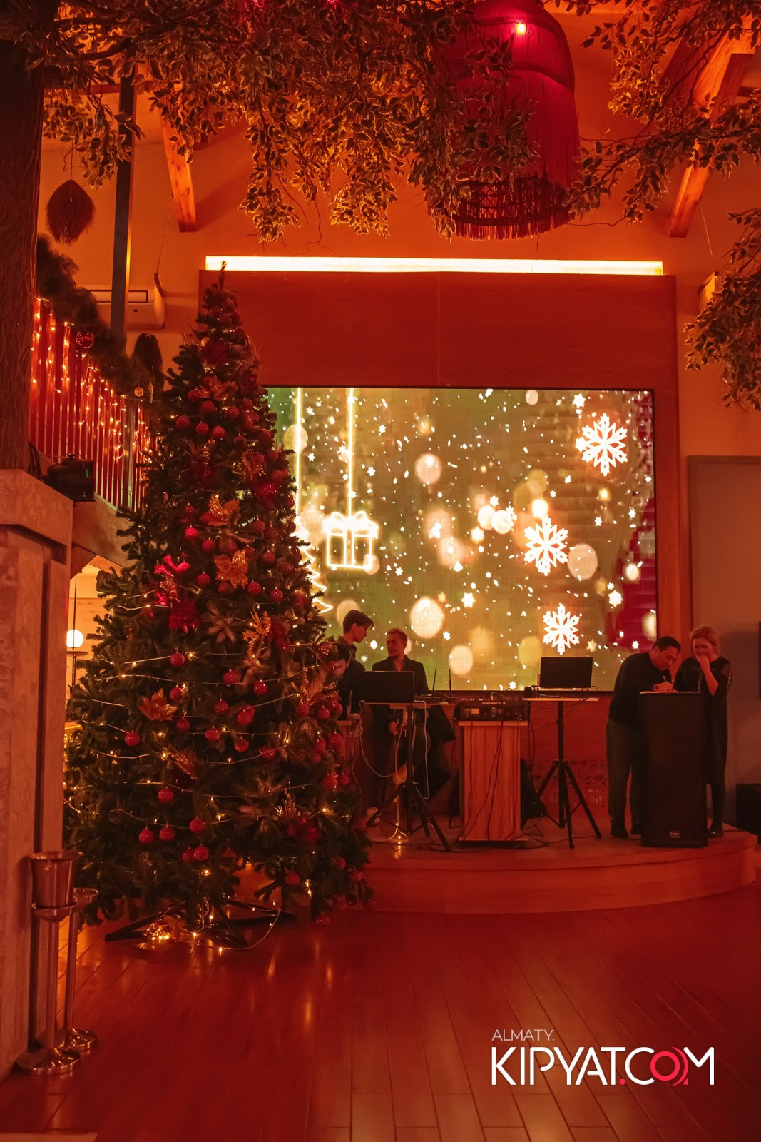 ГРУЗИНСКИЙ ДВОР НА КАБАНБАЙ БАТЫРА. КИПЯТКОМ АЛМАТЫ!