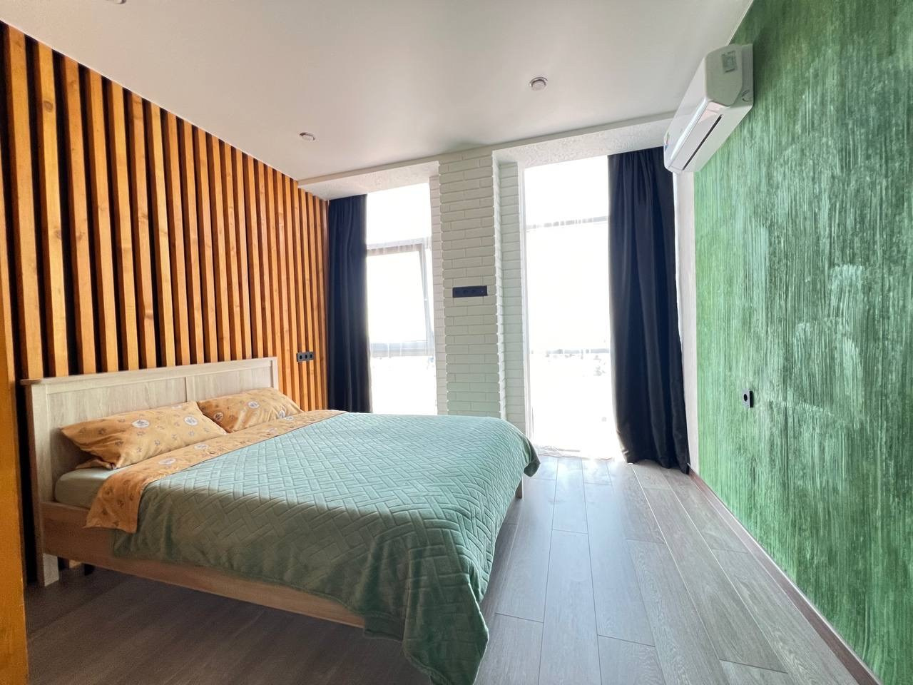 Классная двухуровневая квартира с потрясающим видом на город, со своей парковкой. Квартиры посуточно, длительно в Сочи, LARA APART GROUP