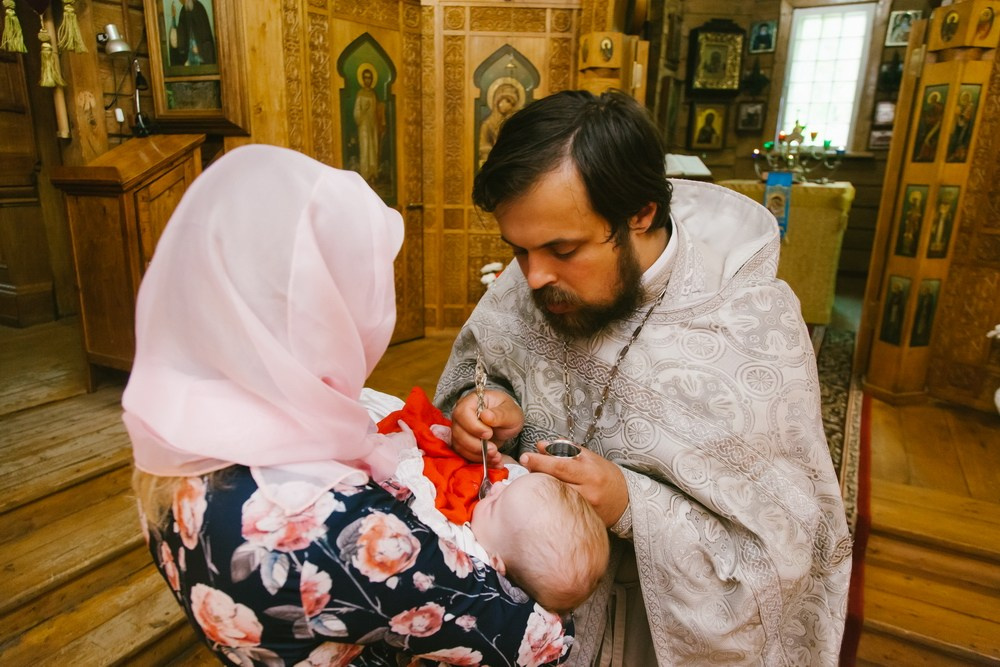 Крещение Церковь Иконы Божией Матери Казанской. Вырица. Фотограф на крещение в Санкт Петербурге