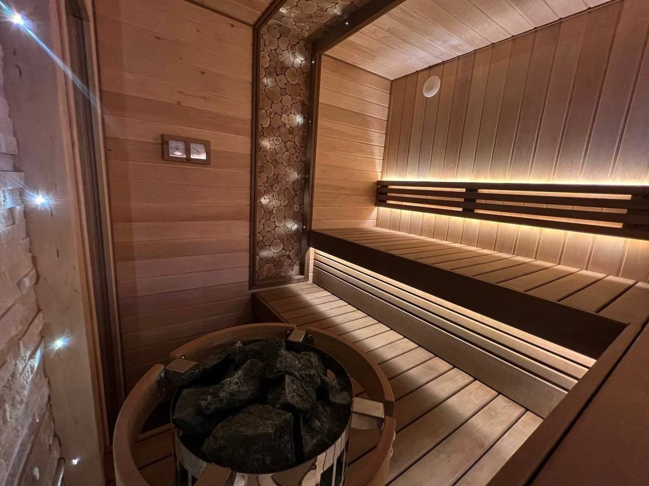 Парная в Ривер Парке из ольхи и термоольхи, с солевой линией, точечной подсветкой панно и камня, печь — Harvia Cilindro. SaunaTopMasters