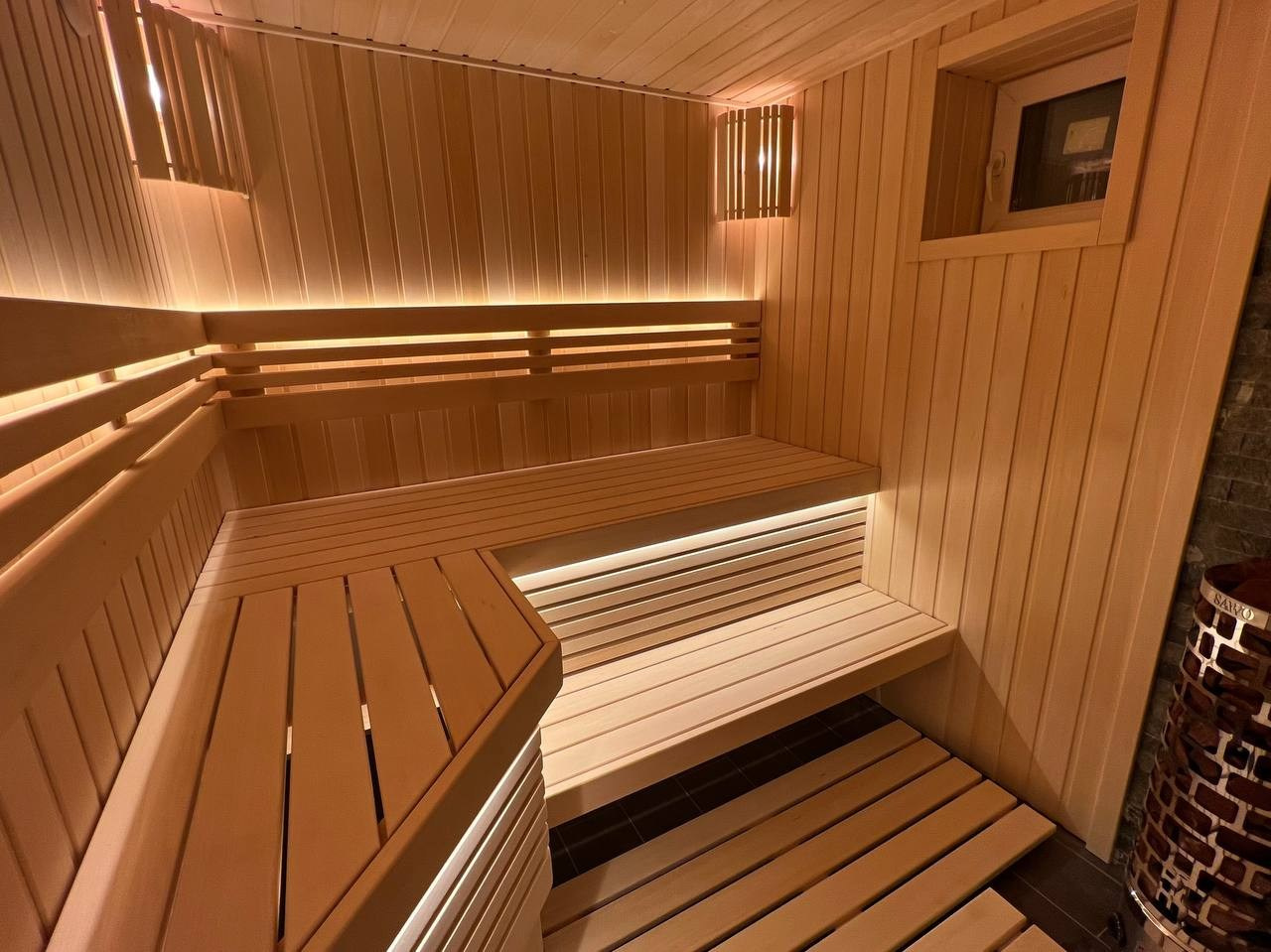 Светлая сауна в Пустынке. Выполнена в классическом стиле из липы и африканского абаши, отапливается электрокаменкой Sawo Aries. SaunaTopMasters