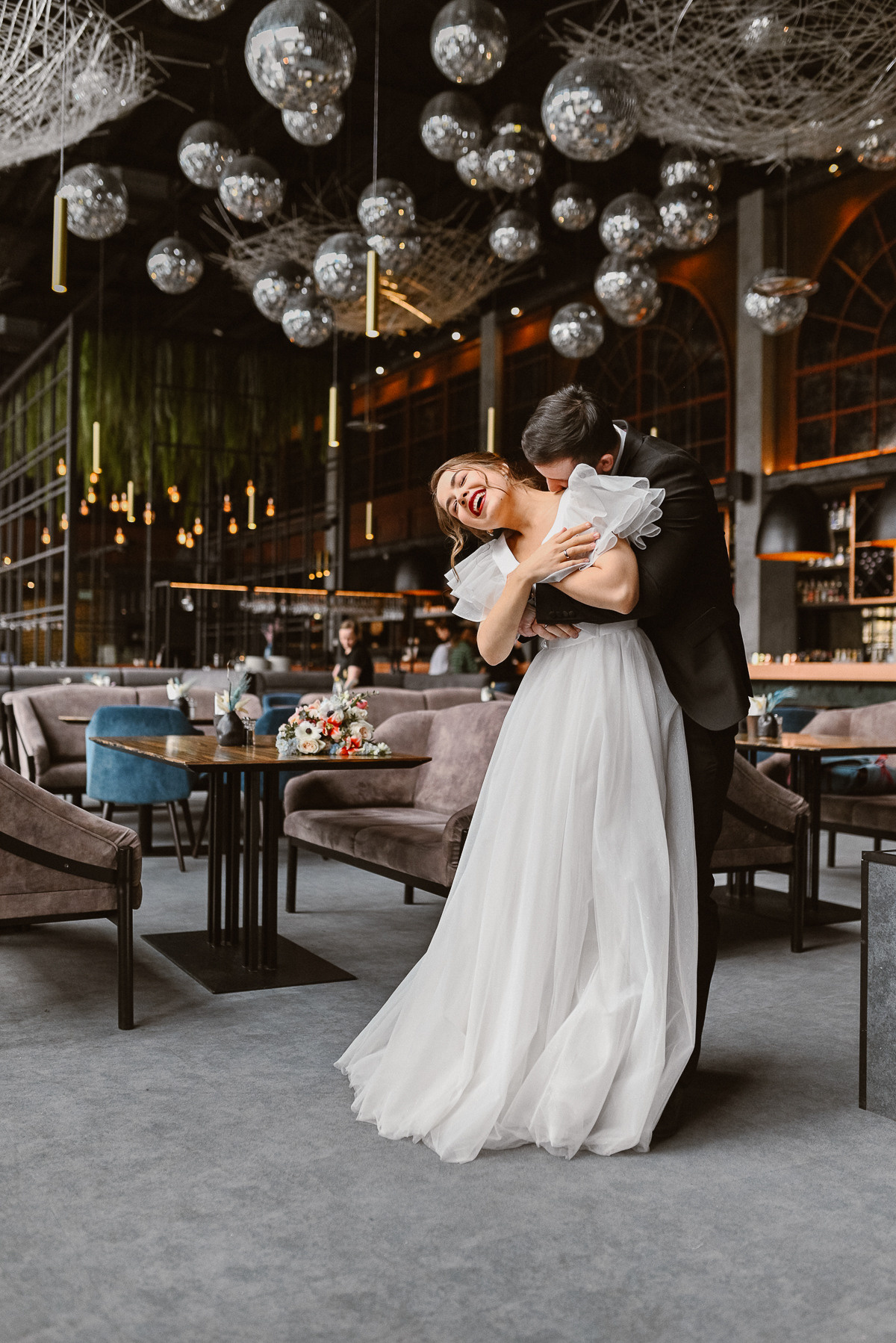 Фотосессия невесты Ирины в свадебном платье Сабина от салона Бонжур. Свадебный салон-ателье Бонжур в Минске Bonjour