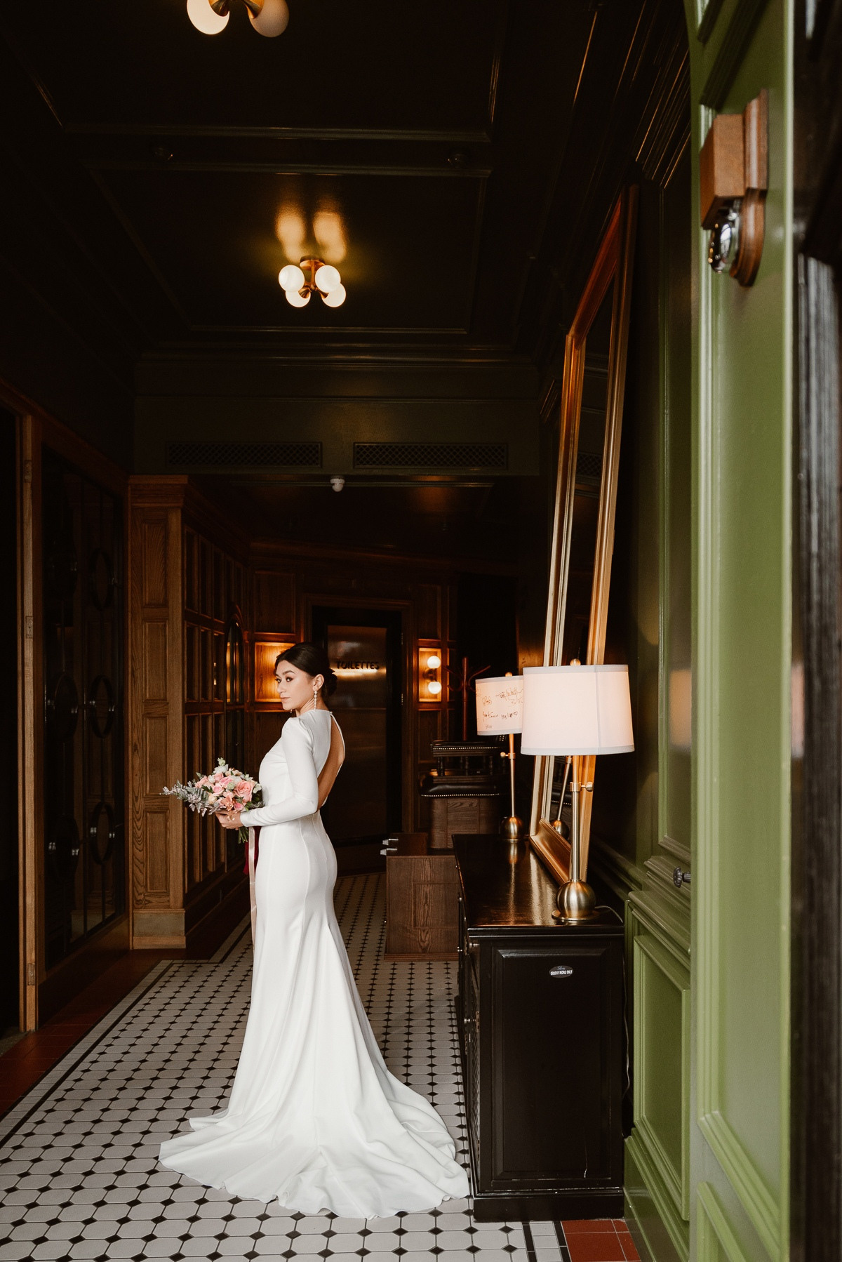 Фотосессия невесты Юли в свадебном платье Элей от салона-ателье Бонжур. Свадебный салон-ателье Бонжур в Минске Bonjour