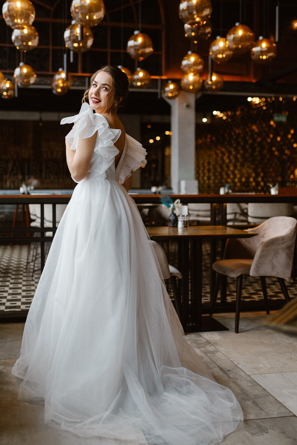 Фотосессия невесты Ирины в свадебном платье Сабина от салона Бонжур. Свадебный салон-ателье Бонжур в Минске Bonjour