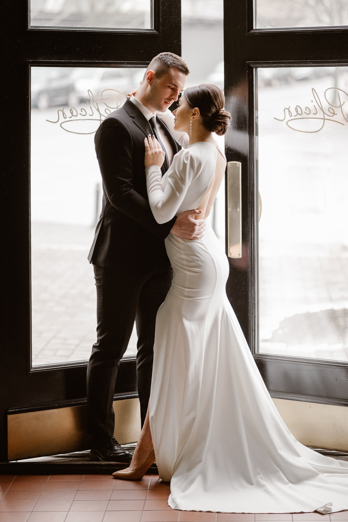 Фотосессия невесты Юли в свадебном платье Элей от салона-ателье Бонжур. Свадебный салон-ателье Бонжур в Минске Bonjour