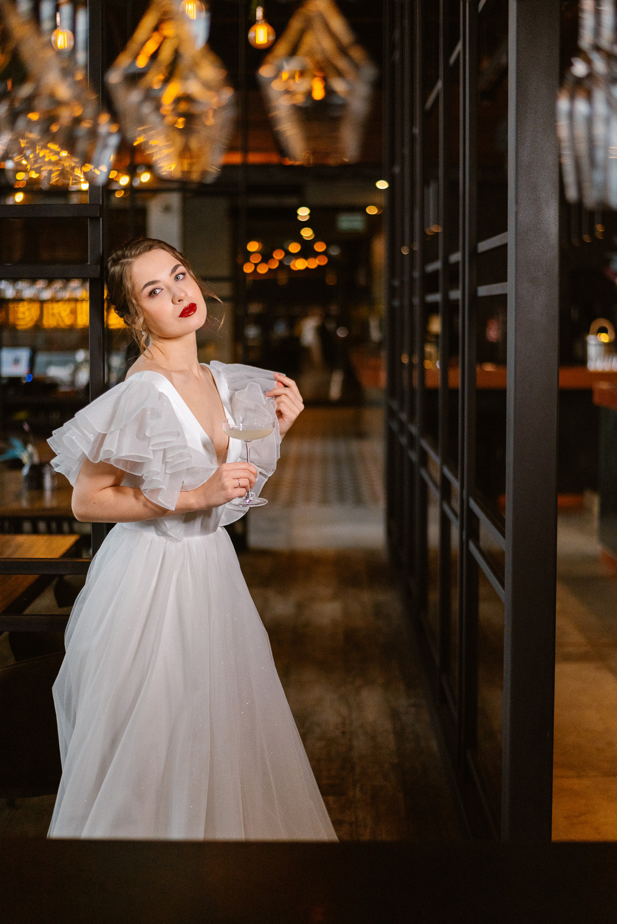 Фотосессия невесты Ирины в свадебном платье Сабина от салона Бонжур. Свадебный салон-ателье Бонжур в Минске Bonjour