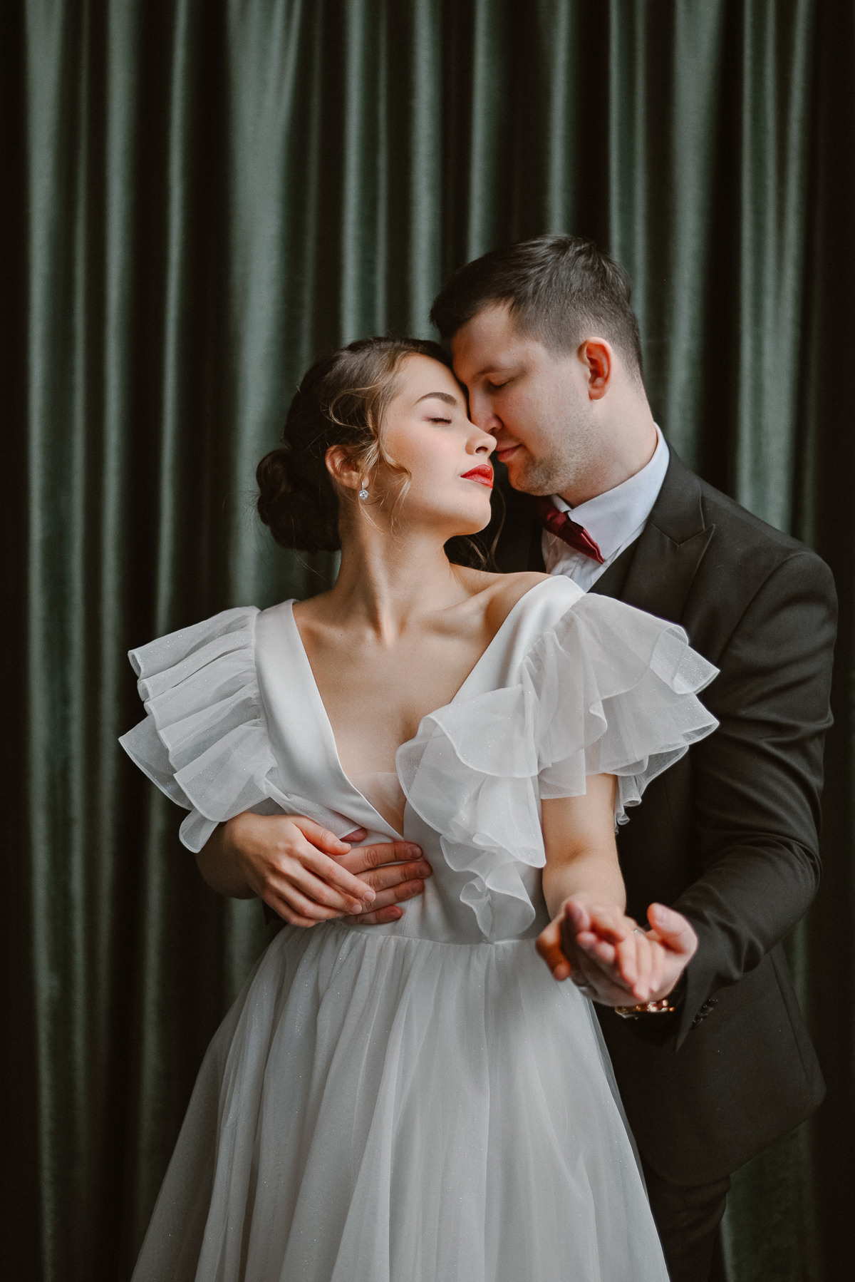 Фотосессия невесты Ирины в свадебном платье Сабина от салона Бонжур. Свадебный салон-ателье Бонжур в Минске Bonjour