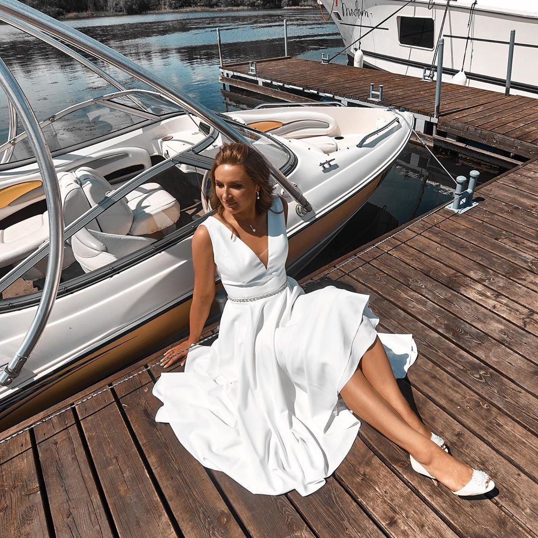 Фотосессия невесты Юли в свадебном платье Хлоли миди от ателье Бонжур. Свадебный салон-ателье Бонжур в Минске Bonjour