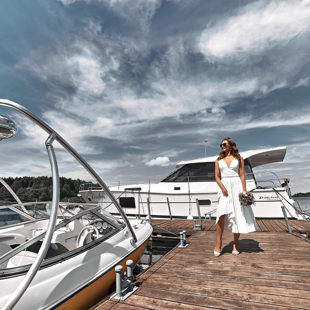 Фотосессия невесты Юли в свадебном платье Хлоли миди от ателье Бонжур. Свадебный салон-ателье Бонжур в Минске Bonjour