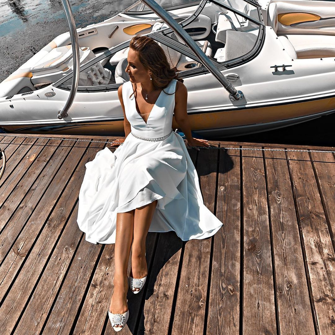 Фотосессия невесты Юли в свадебном платье Хлоли миди от ателье Бонжур. Свадебный салон-ателье Бонжур в Минске Bonjour