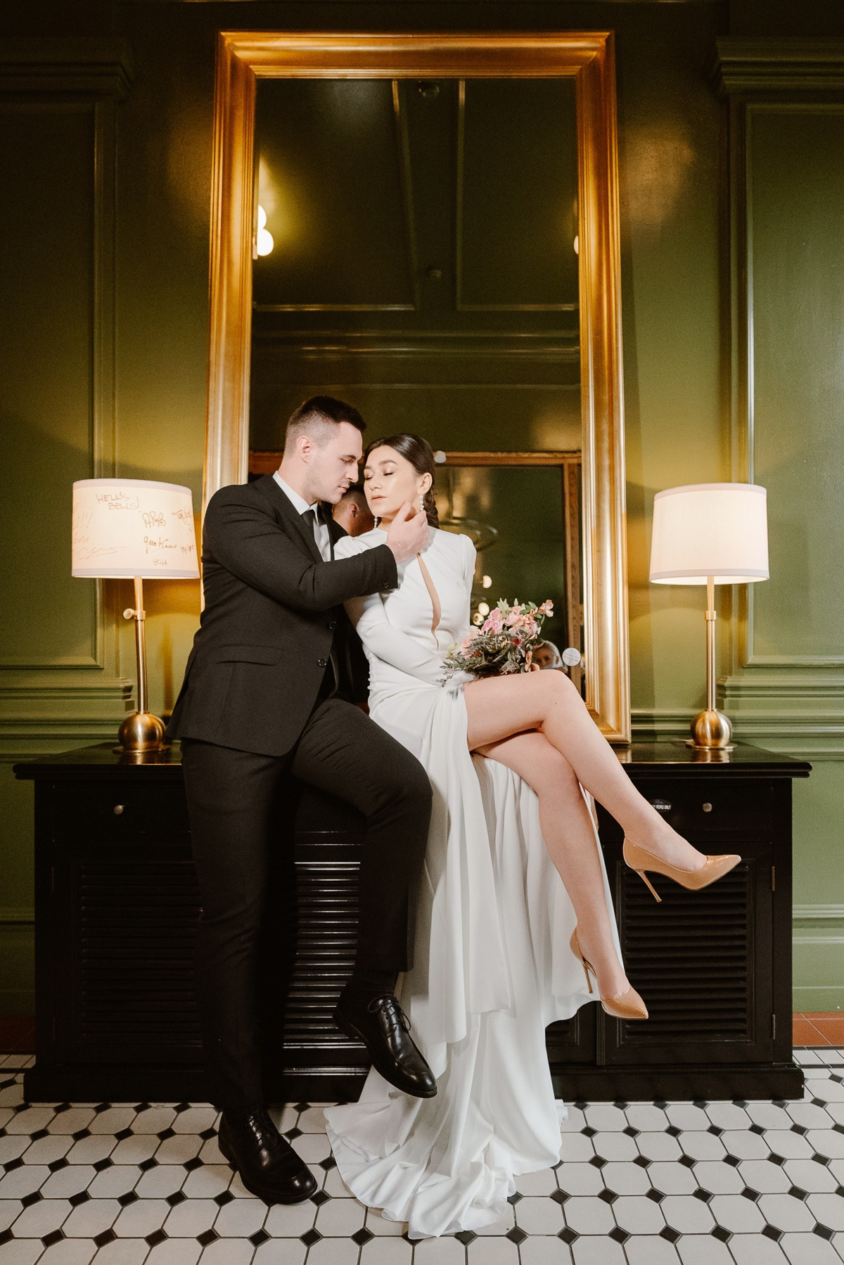 Фотосессия невесты Юли в свадебном платье Элей от салона-ателье Бонжур. Свадебный салон-ателье Бонжур в Минске Bonjour