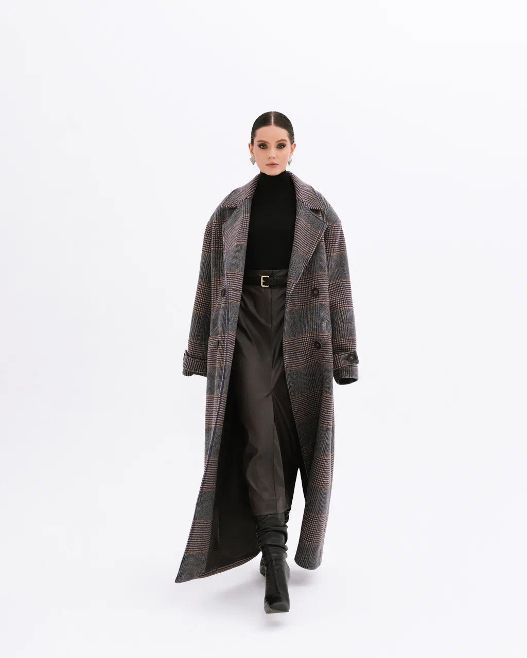 Диана, 40-42, рост 172. KED Production — продакшн из СПб. Создаём фото, видео и контент, который помогает брендам и селлерам продавать больше