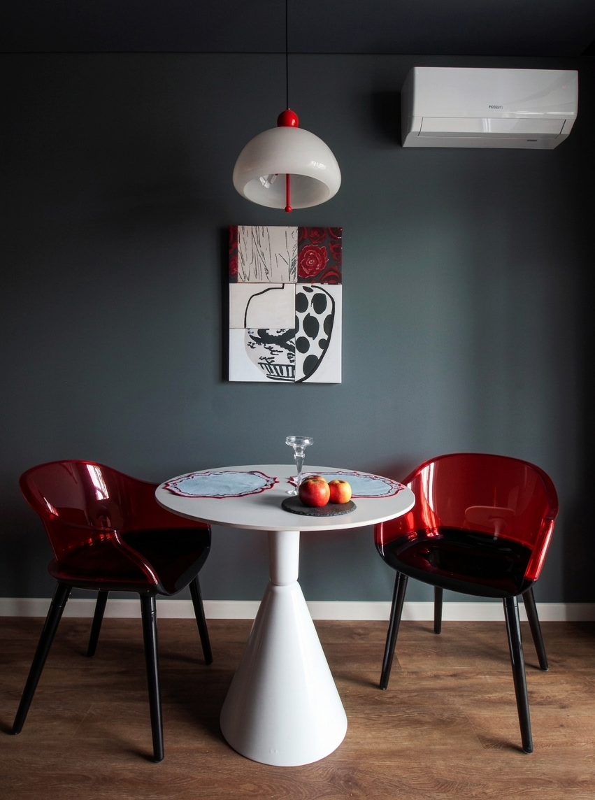 Яблоки на столе