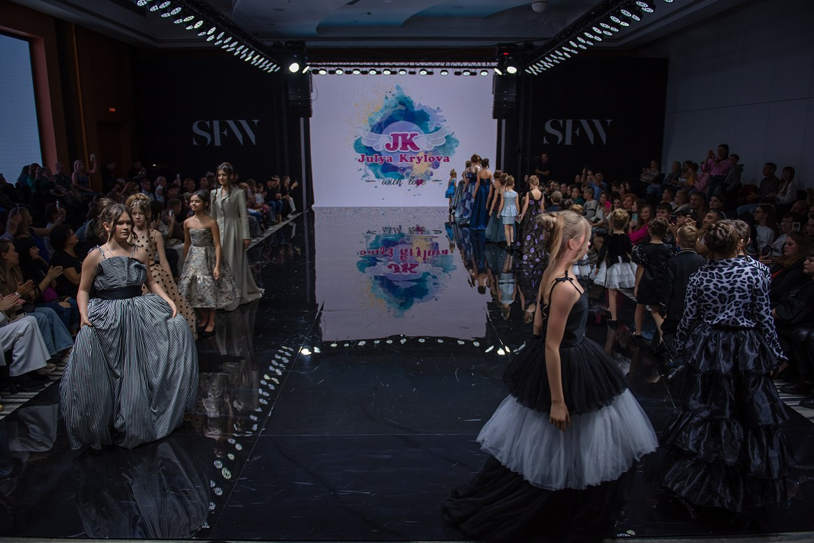 SochiFashionWeek2024 дизайнер Юлия Крылова. Семейный и коммерческий фотограф в Сочи Александр Бодунов